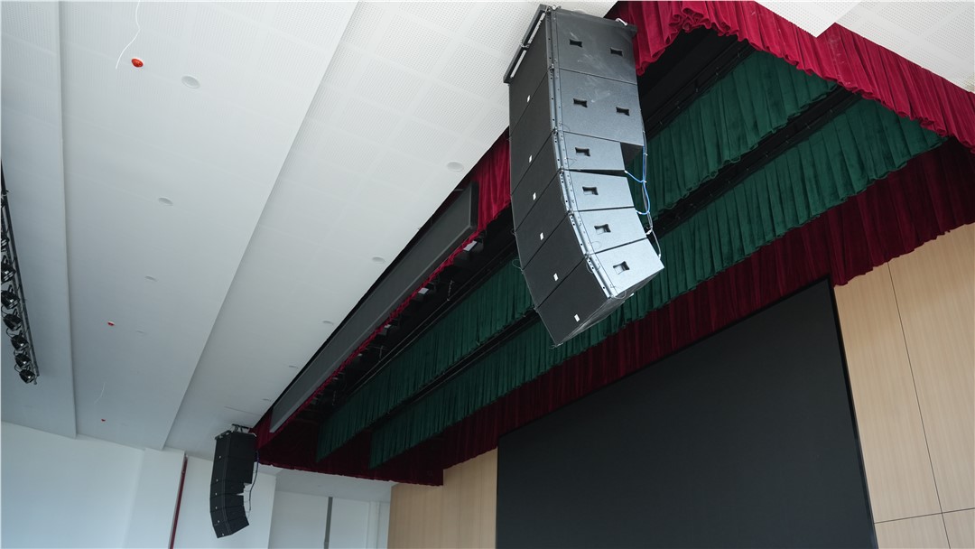 报告厅扩声选型：线阵列“音箱组合”与“音柱”到底有何区别？