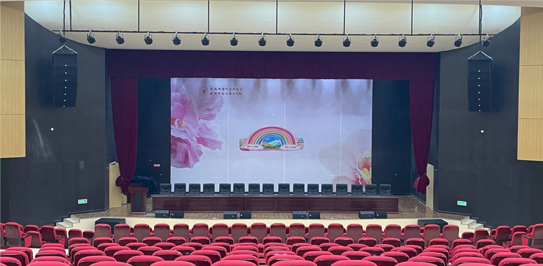 壁挂音箱 VS 天花喇叭：报告厅后场补声方案全对比