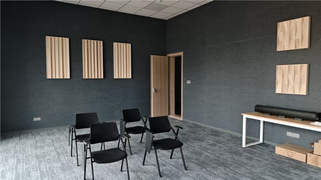 复杂建声环境下的专业扩声设计与语音清晰度优化